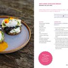 ANTI-HERO AVOCADO BREAD. Zutaten und Zubereitung eines Avocado-Brotes mit Frischkäse, Eiern und Brot. Ovaler Teller mit zwei Brotscheiben, pochierte Eier darauf.
