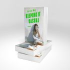 „Karina May: Keeping It Casual. Roman.“ Frau in weißem Kleid macht ein Selbstporträt mit Handy.