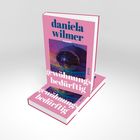 „daniela wilmer roman gewöhnungsbedürftig“. Ein Buch mit rosa Cover und einer Discokugel in der Mitte.