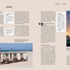 Titel: "AM MEER". 

Links: Text zu Norderney und Badekarren. 

Rechts: Foto von einem Leuchtturm bei Sonnenuntergang. 

Unten: Historische Badekarren am Strand.