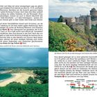 Ein Text beschreibt eine Wanderroute um das Fort La Latte. Oben und rechts eine Burg auf Klippen am Meer, unten Sandstrand.