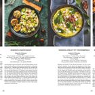"Norddeutscher Grünkohl mit Pinkel", "Rosenkohl-Maronen-Ragout", "Weißkohl-Omelett mit Tomatenbröseln", "Blumenkohl-Nuggets mit Rotkohlsalat". Vier Teller mit verschiedenen Kohlgerichten, appetitlich angerichtet.