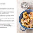 "SWEET PANCAKE PIECES - KAISERSCHMARRN" steht neben einem blauen Teller mit gezuckertem Kaiserschmarrn.