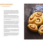ZIMTSCHNECKEN MIT FRISCHKÄSEGUSS  
Teil eines Rezepts mit Zubereitung, Zutaten und Backanleitung. Rechts sind die frischen Zimtschnecken.