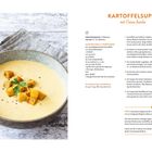 Kartoffelsuppe mit Crème fraîche. Zutaten und Zubereitung für 4-6 Portionen. Bild: Eine Schale Suppe mit Croûtons und Petersilie.