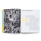 Text: "Grenzen überschreiben." Namenliste: Mounira Al Solh, Sophie Calle. Links: Schwarz-weißes Kunstwerk mit Buchstaben.