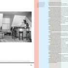 Der Text rechts diskutiert, wie ein „Zuhause“ in 1960 aussieht, basierend auf Charlotte Perriands Ideen. Links ein schwarz-weißes Foto einer stilvollen Bar.