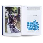 fémínie 85, blaues geometrisches Muster; links, Person im Freien mit Stoffstreifen; Umgebung: Bäume, Gras.
