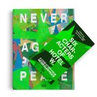 Text auf einem Buchdeckel: "NEVER AGAIN PEACE". Ein weiteres Buch mit: "SIX CHARACTERS OF HOTEL W." in Grün.
