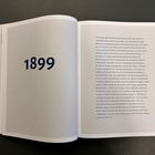 Links steht groß "1899". Rechts ein Text über Max Beckmanns Zeichnungen und seine Schulzeit in Ahskhausen.