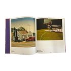 Links: Ralph Goings, 'Bob’s TV', 1970. Rechts: Robert Bechtle, 'Santa Barbara Patio', 1983. Zwei Illustrationen in einem Buch.