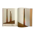 Links: „Spectrum (Beginnings), 2024“. Rechts: „Twisting 2020“. Beides Holzskulpturen vor einer weißen Wand. Holz mit Farbverlauf.