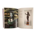 Text links: "Tageszeiten." Text rechts: "Haar macht Schönheit." Links Gemälde einer Frau im grünen Kleid. Rechts Skulptur einer Frau.