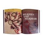 "RELIQUIEN UND RELIQUIARE" in weißer Schrift auf floralem Muster in Braun- und Rottönen, mit goldener Verzierung.