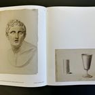 Links: "Zeichnung nach der Büste eines griechischen Jünglings". Rechts: Illustration zweier Gefäße.