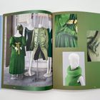 Seitenzahlen 130 und 133. Schaufensterpuppen tragen grüne historische Kostüme und moderne Designs auf grünem Hintergrund.