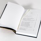 Inhalt  Babboomer, Generation X, Y, Alpha, Beta und mehr. Ein offenes Buch auf einem weißen Hintergrund.