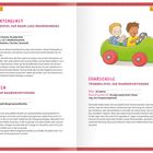 **Instrumentenkunst**: Instrumentenspiel zur Raum-Lage-Wahrnehmung. **Klangreifen**: Klangspiel zur Raumorientierung. **Fahrschule**: Trommelspiel zur Raumorientierung. Illustration von zwei Kindern in einem grünen Auto.