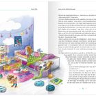 Eine Illustration zeigt ein Kinderzimmer mit weihnachtlichen Motiven. Neben dem Bett eines Mädchens sind Lichterketten und Dekorationen zu sehen. Rechts steht ein Text mit dem Titel "Anna und der Weihnachtsengel".