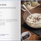 Links Text mit Rezept für Herrencrème, rechts Glasschale mit Crème, bestreut mit Schokoraspeln, daneben kleine Gefäße.