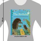 "The Birthday. A Big Hedgehog and Little Hedgehog Adventure." Illustration: Zwei Igel mit Geschenk, Blumen, blauer Himmel.
