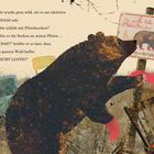 Text: "Der große Bär schläft mit Plüschsocken." Ein Braunbär mit roten Socken steht wütend vor einem Schild im Wald.