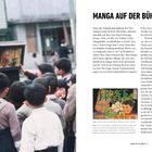 Texte: "MANGA AUF DER BÜHNE", "Kinder bei einer Kamishibai-Vorstellung in Japan, um 1930". Links ist eine Gruppe Kinder, die einem Mann zuschaut.