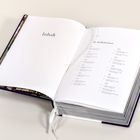 Offenes Buch mit zwei Seiten. Links: "Inhalt". Rechts: "Die Kollektionen" mit Jahreszahlen und Modeseasons.