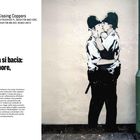 "Kissing Coppers," 28 Frederick Pl, Brighton and Hove, Quando l’autorità si bacia: provocazione, amore, identità. Zwei Polizisten küssen sich in einer Graffiti-Illustration.