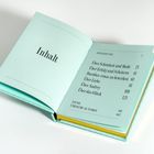 Ein geöffnetes Buch zeigt das Inhaltsverzeichnis mit Kapiteln über Schönheit, Erfolg, Liebe und Glück auf hellblauen Seiten.