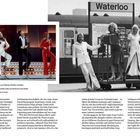 Voriges Bild: In Doppeleinsatz. ABBA gewinnt 1974 mit „Waterloo“ die Bühne im Birgkarr…
Oben: Szene „Waterloo“ bei „Musikladen“.

Links performen vier Personen, drei in Weiß, eine in Rot. Rechts Bahnsteig mit "Waterloo"-Schild.