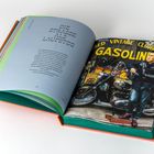 Links steht „Die Straße als Laufsteg“. Rechts eine Illustration eines Mannes neben einem Motorrad bei "Gasoline".