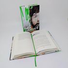 Auf einem aufgeschlagenen Buch steht ein weiteres Buch mit der Aufschrift "REA GARVEY I AM MET SUPERGIRL".