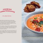 "Cremige Tomatensuppe mit weißen Bohnen: Zutaten und Rezeptanleitung links, Foto der Suppe mit Tomaten und Basilikum rechts."