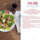 "Salade Auvergnate für 2 Personen" ist der Titel. Ein bunter Salat mit Käse, Speck und Walnüssen auf einem Holztisch.