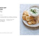 "Thunfisch-Dip mit Tahini" mit Zutatenliste und Rezeptanleitung. Rechts ein Dip in einer Schüssel mit kleinen Crackern.