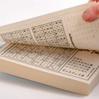 Eine Hand blättert in einem Sudoku-Buch, das das Datum 8. Januar 2024 zeigt.