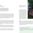 Seite 22: Ein Leuchten in der Nacht. Kapitel über Pflanzen, die das Mondlicht reflektieren. Enthält Abschnitte über Blüten, Blätter und Licht. Bild: Feuerstelle mit Stühlen.