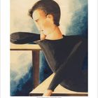 4 April. Eine Illustration zeigt eine Person mit dunklem Haar und einem schwarzen Pullover, die nachdenklich wirkt.