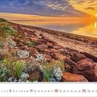 Kalender April 2023. Küste mit Blumen im Vordergrund, Meer und Sonnenuntergang. Rechts ein kleines Haus, Himmel mit Wolken.