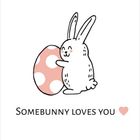 Text: "Somebunny loves you". Illustration: Ein Hase umarmt ein Osterei. Darunter ein Kalender für März 2027.