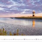 April 2023 Kalenderblatt. Ein Leuchtturm bei Sonnenuntergang, umgeben von Wasser und einem Weidengebiet.