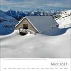 März 2027 Kalender, Berglandschaft mit verschneiter Hütte im Val Grande Nationalpark, umgeben von majestätischen Alpen.
