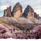 "DREI ZINNEN, SÜDTIROL | DOLOMITEN | ITALIEN" steht über drei beeindruckenden, steilen Bergspitzen im Abendlicht.