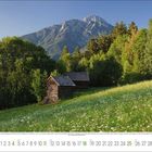Kalenderseite April mit Berglandschaft und Holzhütten vor bewaldetem Hügel. Wiese im Vordergrund, Berge im Hintergrund.