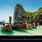 Kalender im April. Drei Langboote auf türkisfarbenem Wasser, im Hintergrund grüne, bewachsene Felsen.