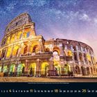 April 2024 Kalenderblatt. Das Kolosseum bei Nacht mit leuchtenden Bögen, darüber ein klarer Sternenhimmel.
