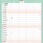 Text: April, April 2027. Illustration: Mädchen mit rotem Haar, Gießkanne in der Hand, vor Blumenmuster auf grünem Hintergrund.