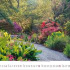 4: Ein blühender Gartenweg, umgeben von grünen Pflanzen und bunten Blumen, Sonnenlicht fällt durch die Bäume.