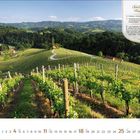 "Südsteirische Weinstraße" auf einer Karte oben rechts. Weinberge erstrecken sich über grüne Hügel unter blauem Himmel.